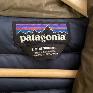 Men's lightweight Patagonia puffer army green with navy lining